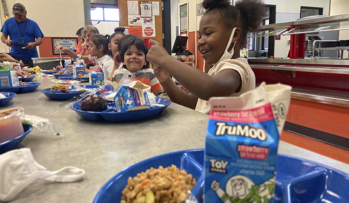 Advocates are urging Congress to implement a nationwide policy that allows schoolchildren in 8 states to have access to free school meals.