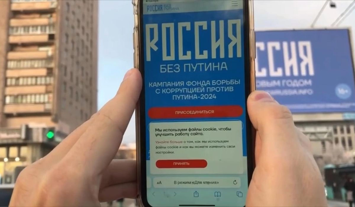 Allies of Russian opposition leader Navalny post billboards asking citizens to vote against Putin